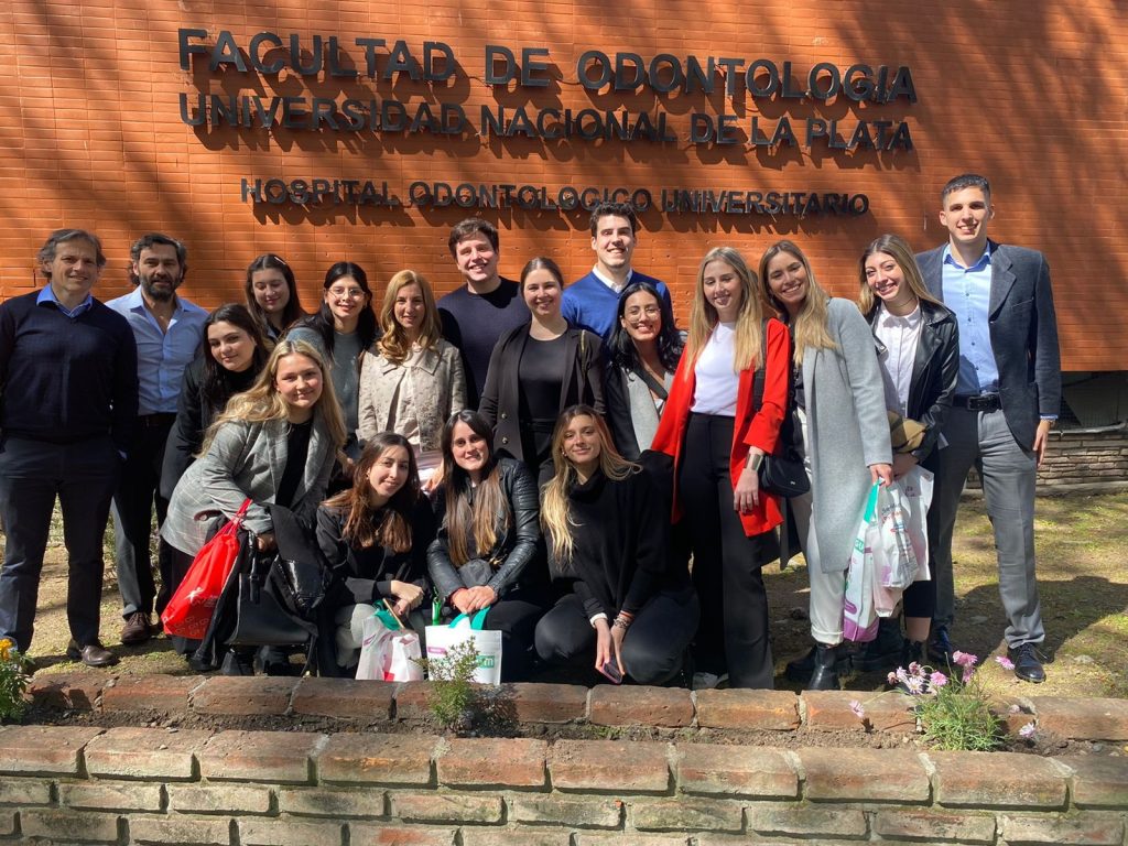 Escuela de Odontología USAL/AOA. Actividad en la Universidad Nacional de La Plata